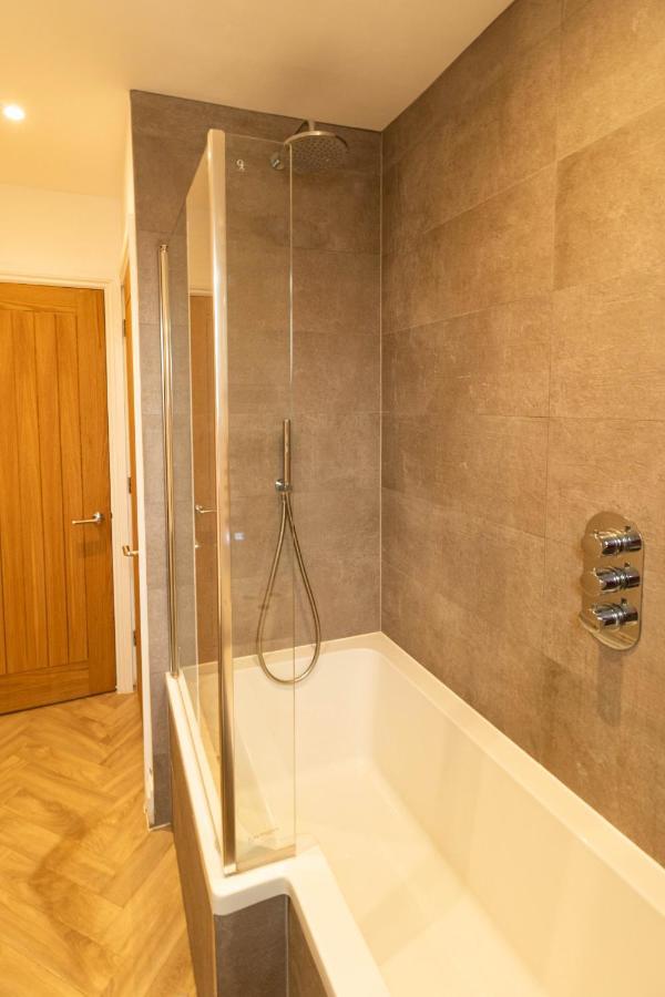 Lovely 2- Bedroom Apartment With Stunning Sea Views رذينج المظهر الخارجي الصورة